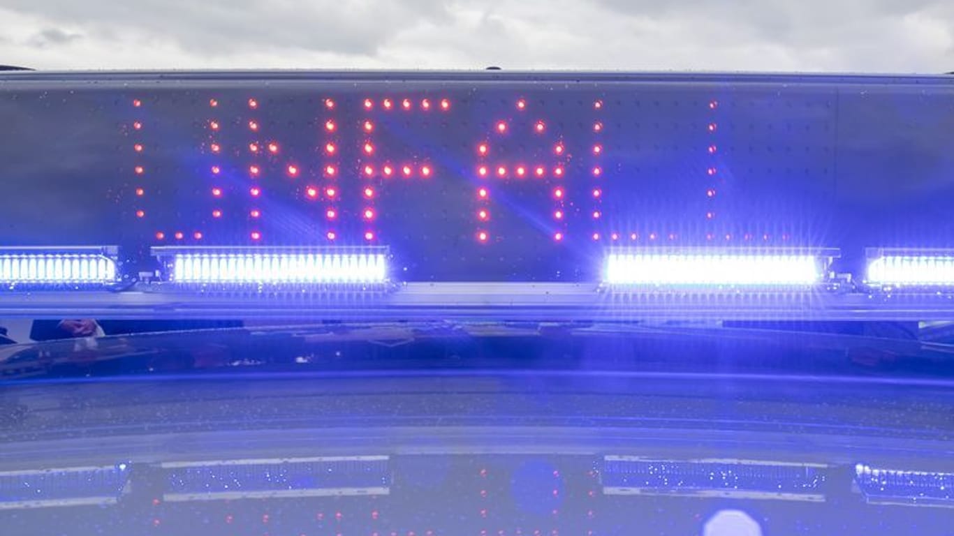 Ein Blaulicht auf dem Dach eines Polizeifahrzeugs
