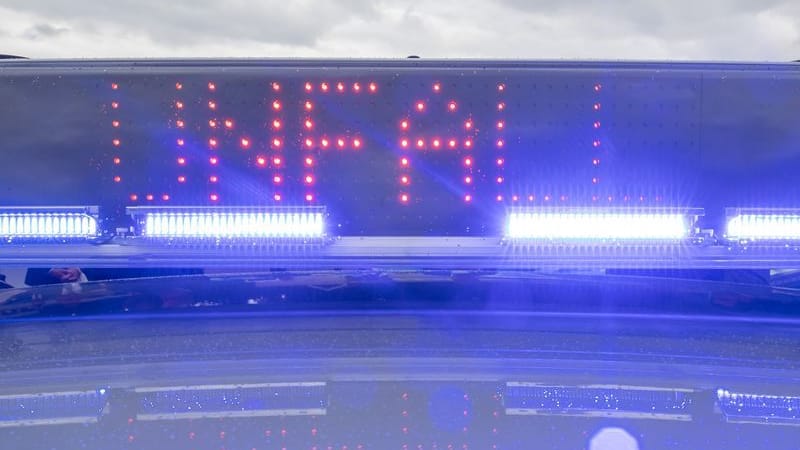 Ein Blaulicht auf dem Dach eines Polizeifahrzeugs Ein Blaulicht auf dem Dach eines Polizeifahrzeugs