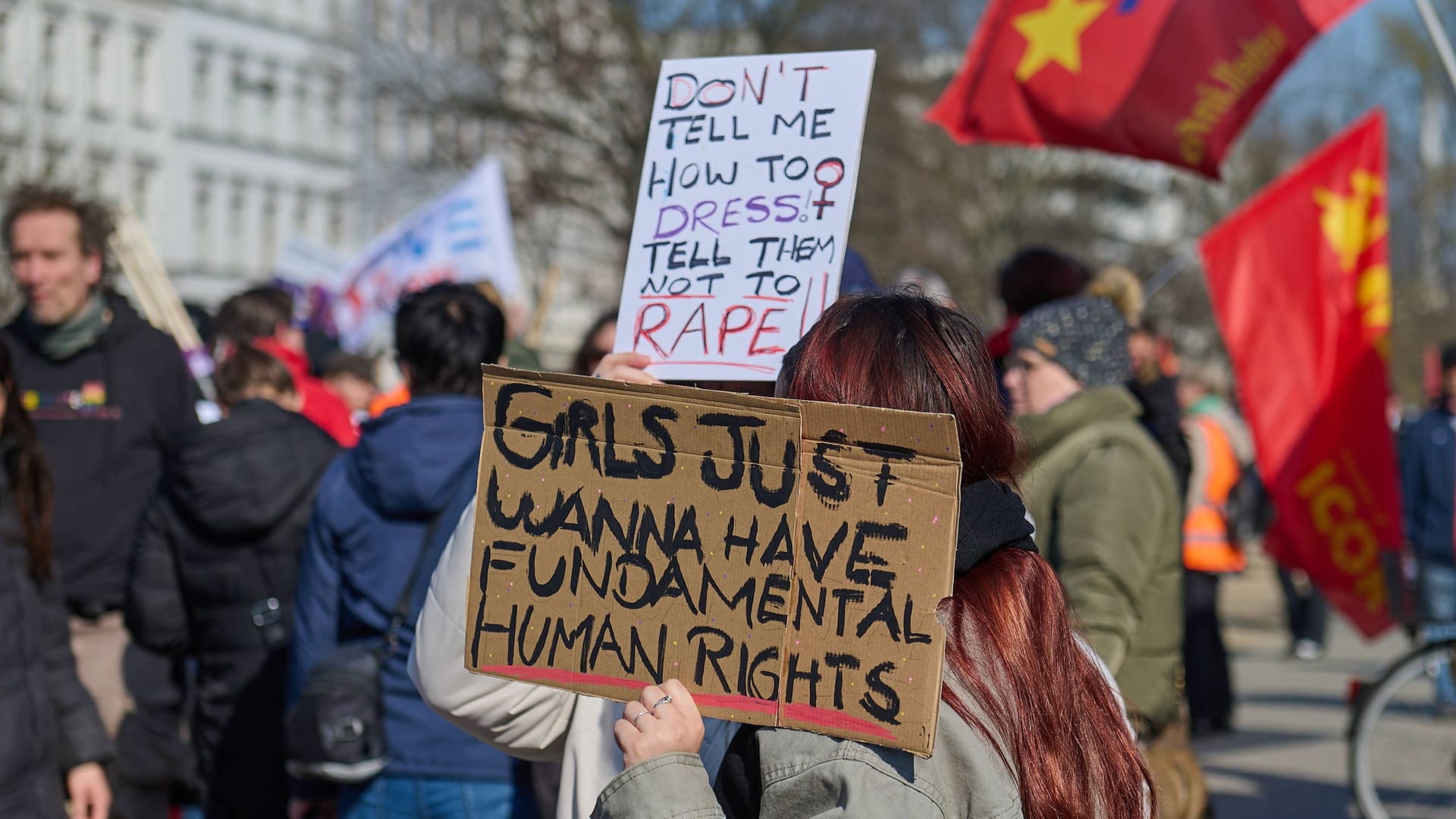 Schon Grundrechte müssen noch gefordert werden: Demonstrantin in Berlin.