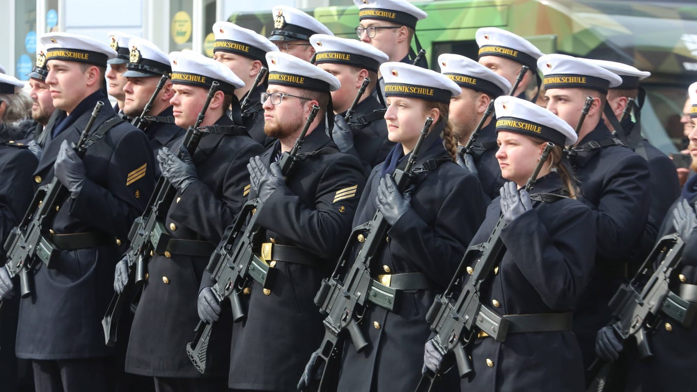 Rekrutinnen und Rekruten der Marinetechnikschule MTS Parow (Archivbild): Die Debatte über eine Wiedereinführung der Wehrpflicht wird angesichts des Krieges in der Ukraine regelmäßig geführt.