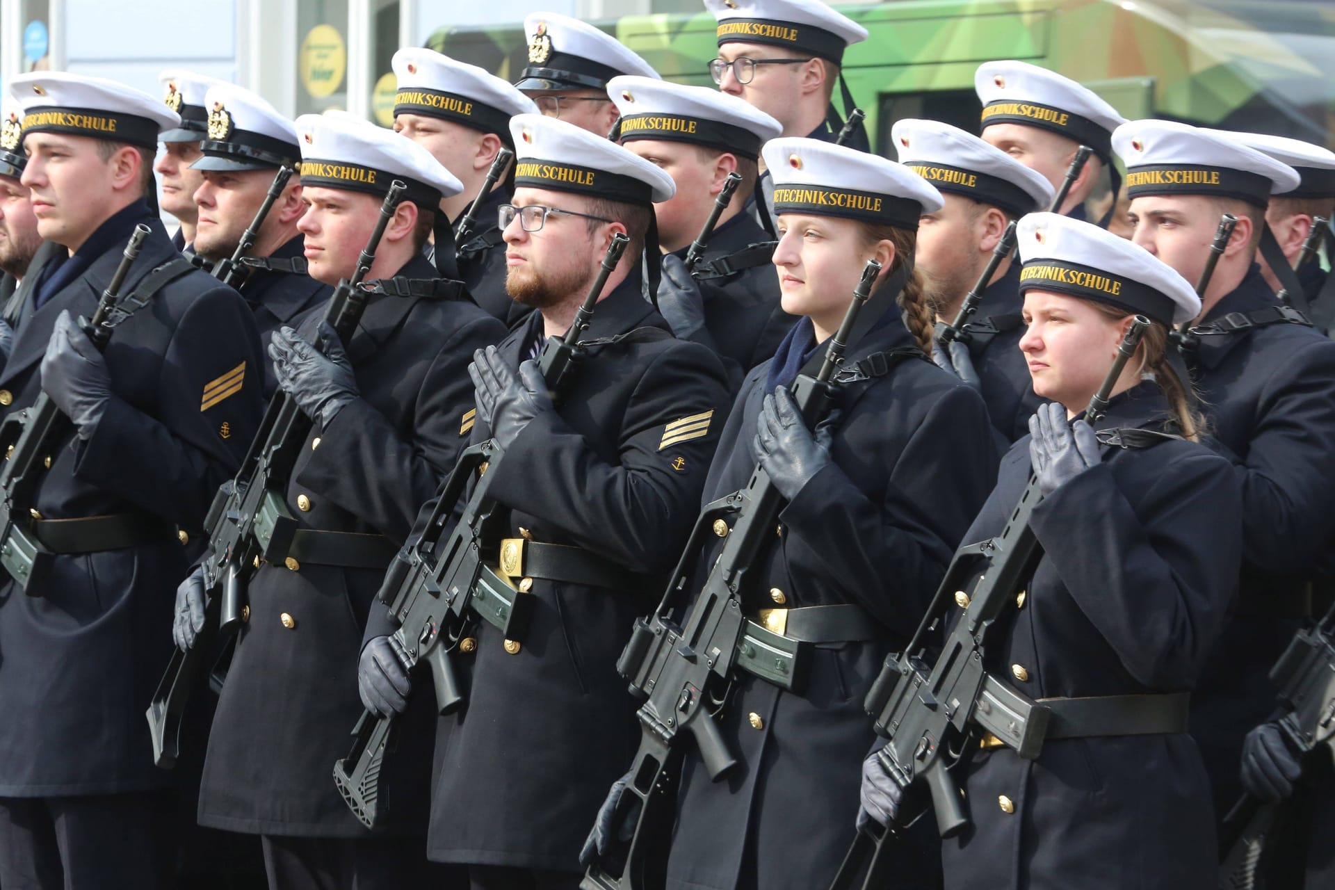 Rekrutinnen und Rekruten der Marinetechnikschule MTS Parow (Archivbild): Die Debatte über eine Wiedereinführung der Wehrpflicht wird angesichts des Krieges in der Ukraine regelmäßig geführt.