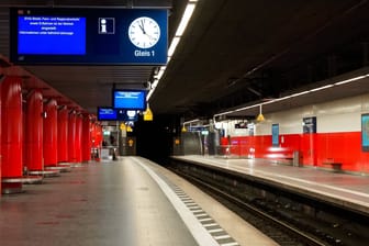 Ein leerer Bahnsteig während eines Streiks (Archivbild): Ab Dienstagmorgen kommt es für 24 Stunden zu Einschränkungen im Fern-, Regional- und S-Bahnverkehr.