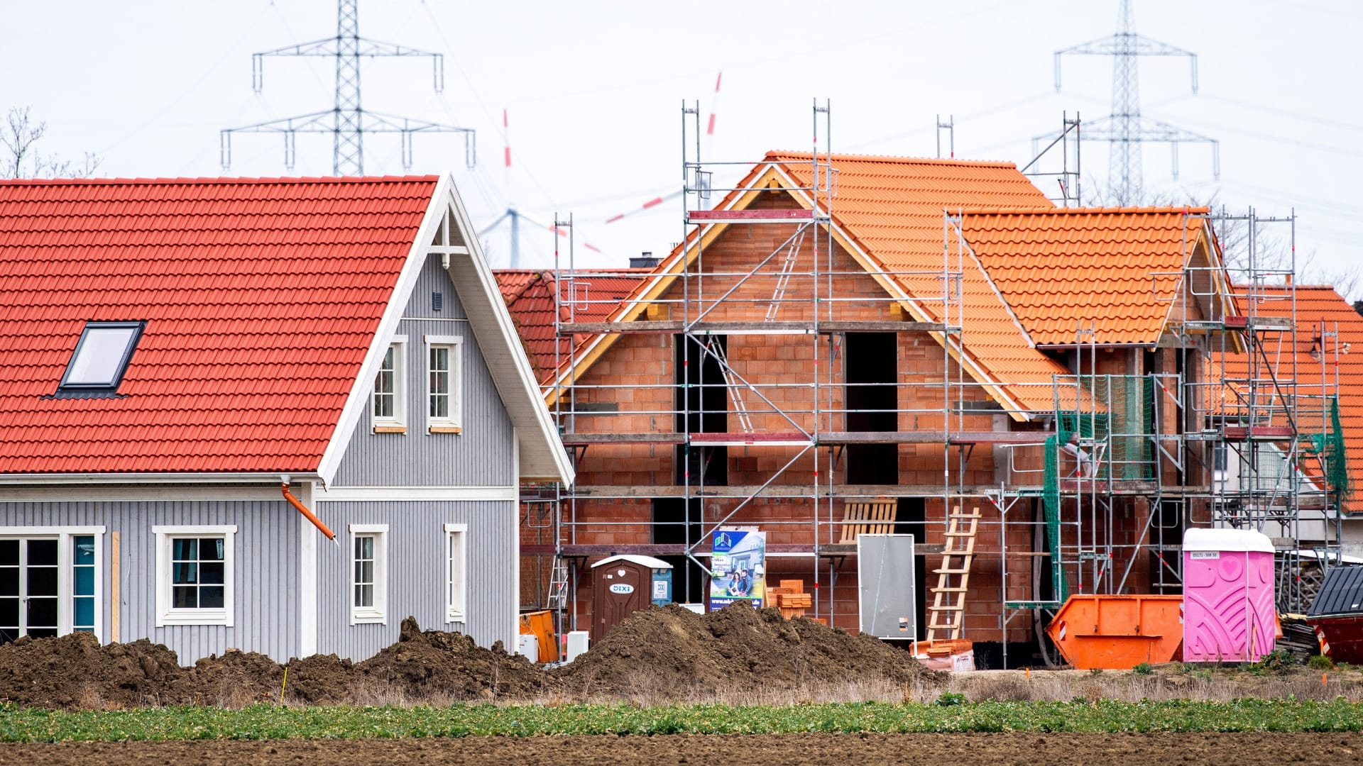 Einfamilienhäuser im Bau: Ab 2030 sollen nur noch Gebäude gebaut werden, die am Standort keine Treibhausgase aus fossilen Brennstoffen ausstoßen.