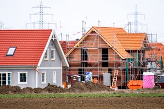Einfamilienhäuser im Bau: Ab 2030 sollen nur noch Gebäude gebaut werden, die am Standort keine Treibhausgase aus fossilen Brennstoffen ausstoßen.