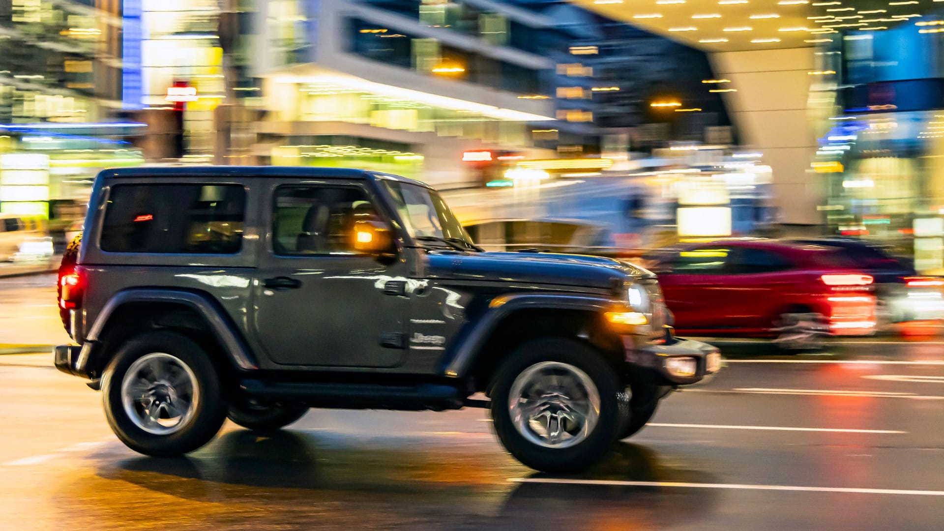 Jeep im Stadtverkehr (Symbolbild): So ungefähr muss es gewesen sein, als der Besitzer des Autos plötzlich das geklaute Fahrzeug erspähte.