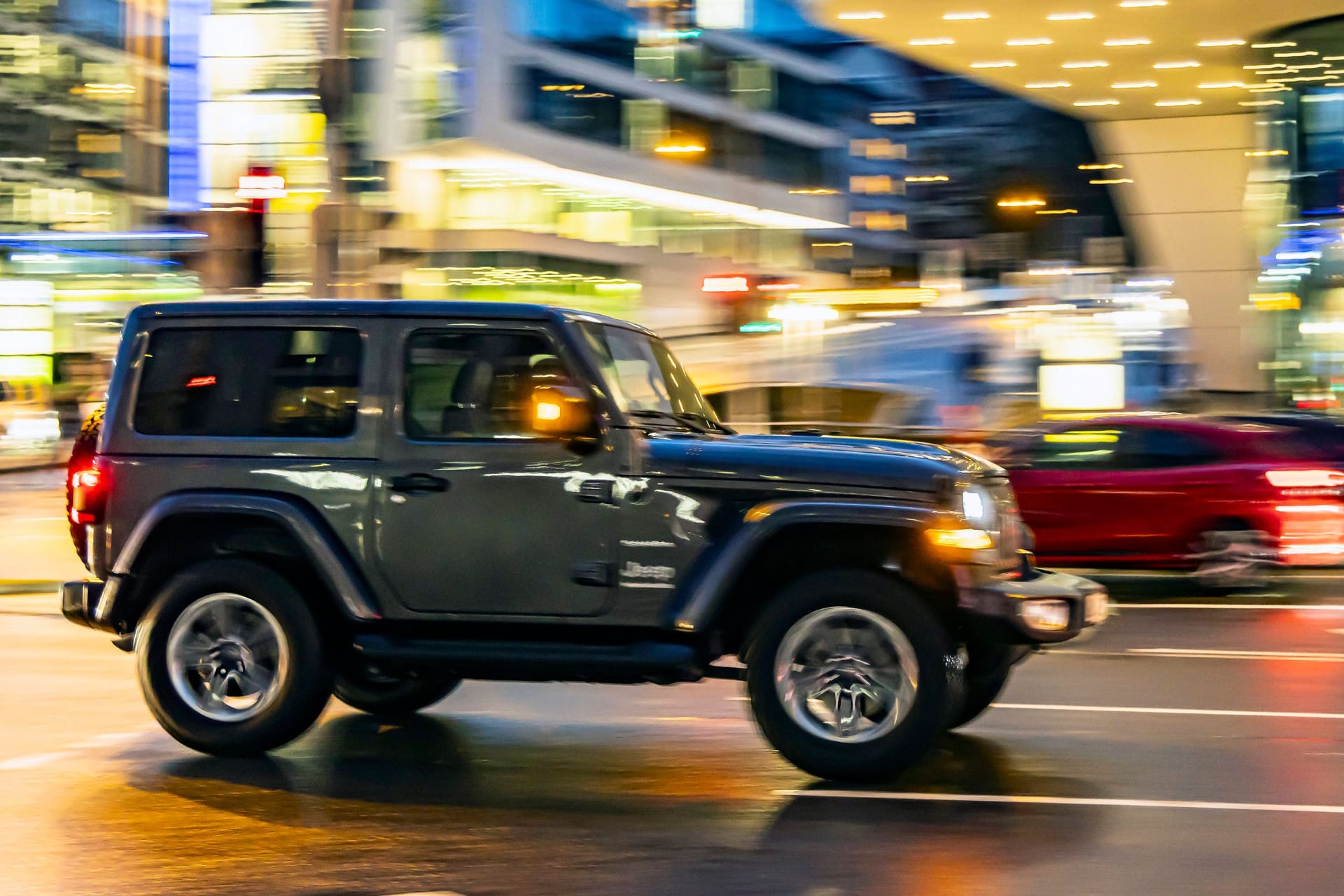 Jeep im Stadtverkehr (Symbolbild): So ungefähr muss es gewesen sein, als der Besitzer des Autos plötzlich das geklaute Fahrzeug erspähte.