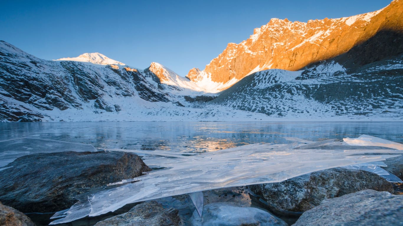 Eisplatten am Goletta-See inm Val di Rhemes, im Aosta-Tal: Die Region ist gerade von der Außenwelt abgeschnitten.