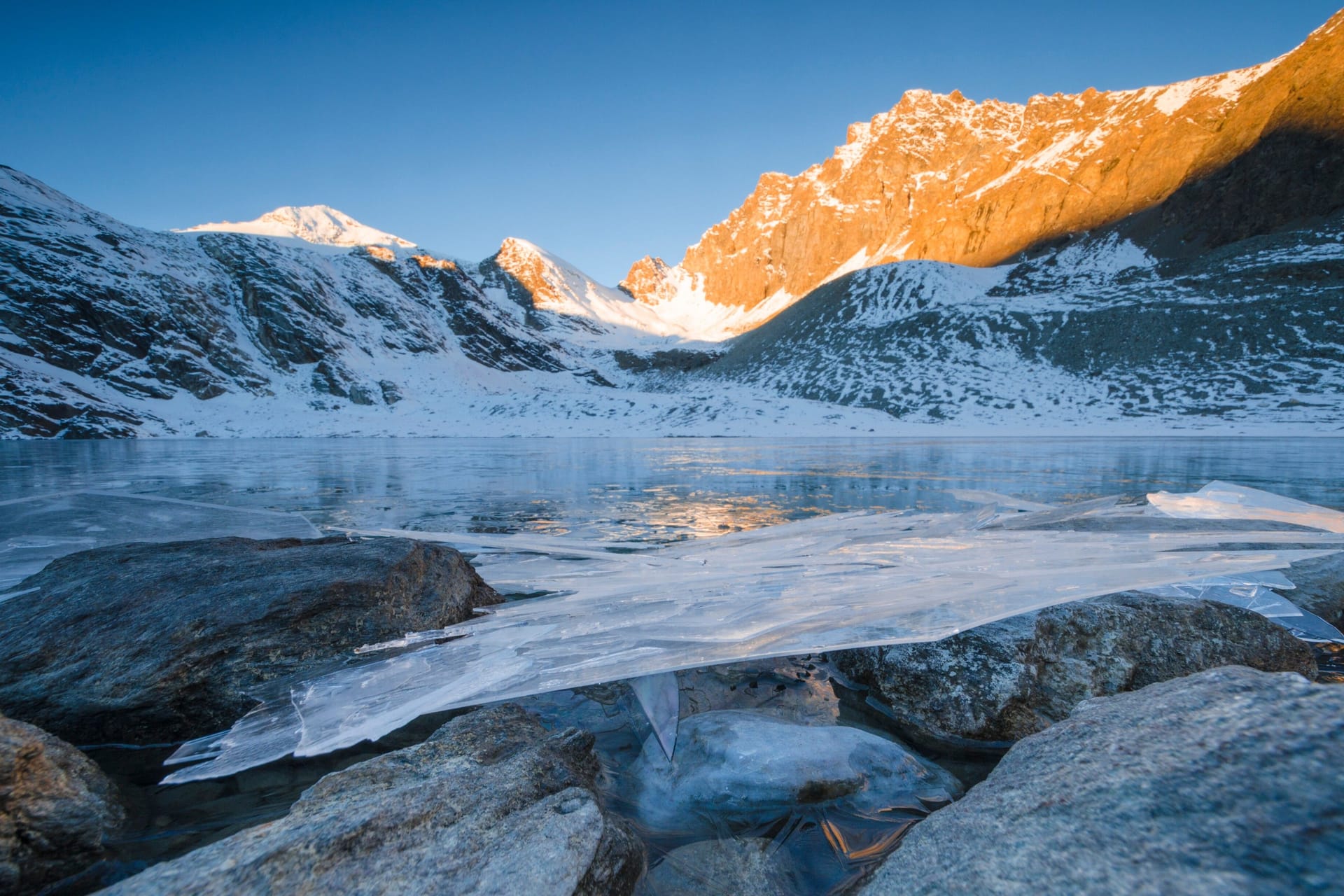 Eisplatten am Goletta-See inm Val di Rhemes, im Aosta-Tal: Die Region ist gerade von der Außenwelt abgeschnitten.