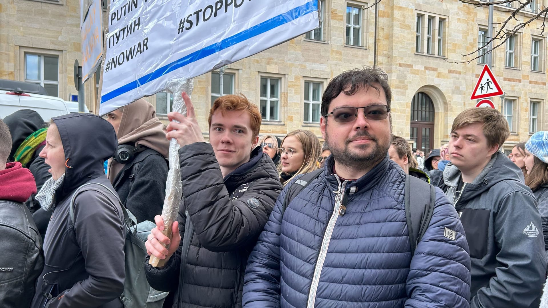 Konstantin (blaue Jacke) geht zur Wahl, sein Freund darf nicht.