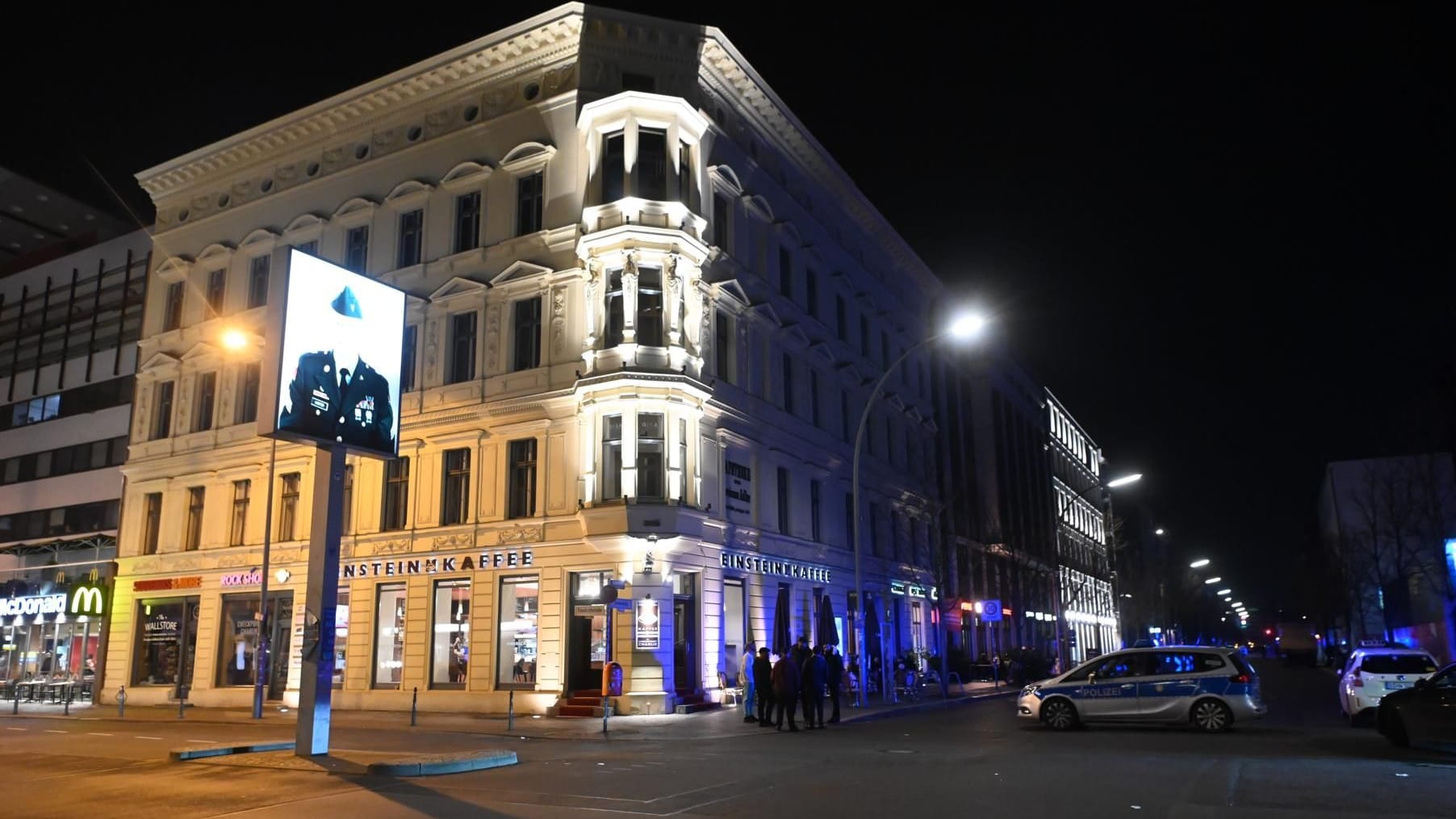 Mann bei Schießerei am Checkpoint Charlie von sieben Kugeln getroffen