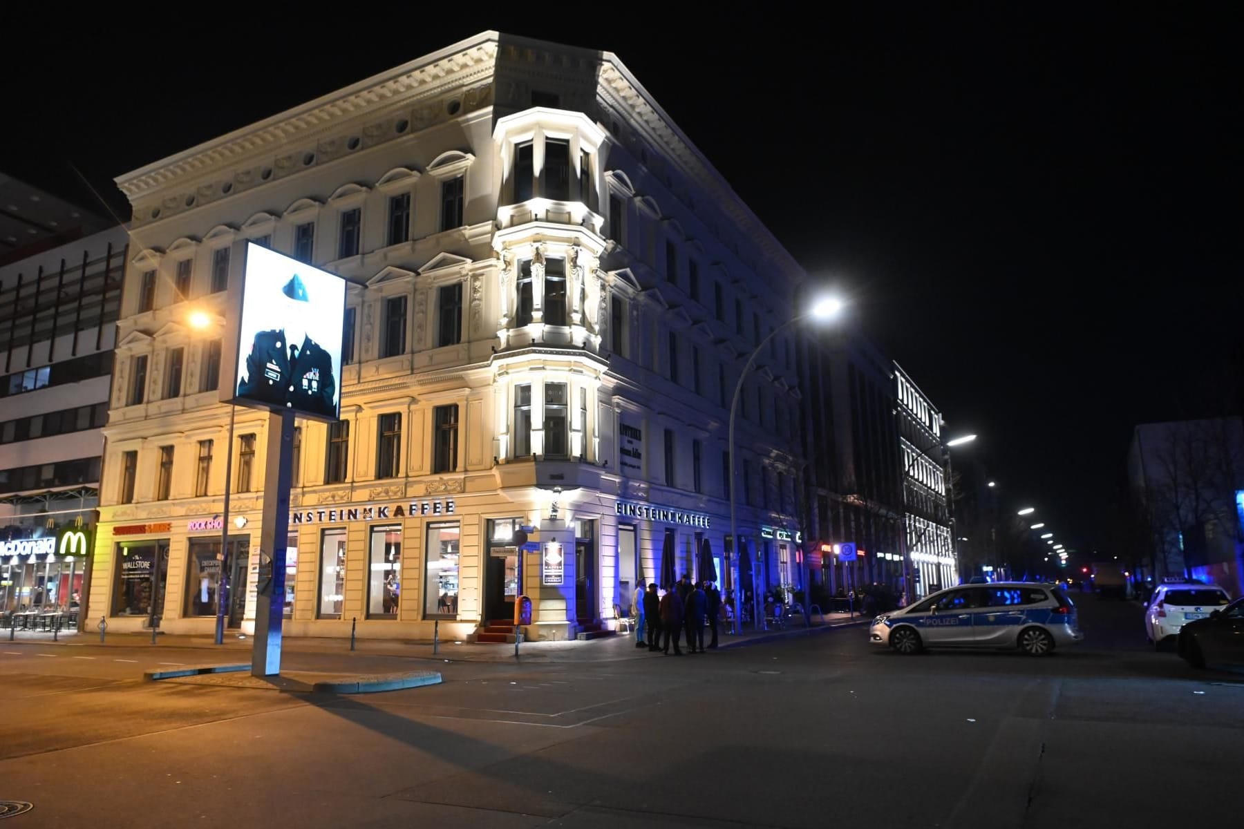 Mann bei Schießerei am Checkpoint Charlie von sieben Kugeln getroffen