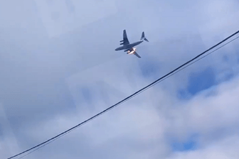 Eine Videoaufnahme soll das Flugzeug zeigen: An einem Triebwerk ist Feuer zu sehen.