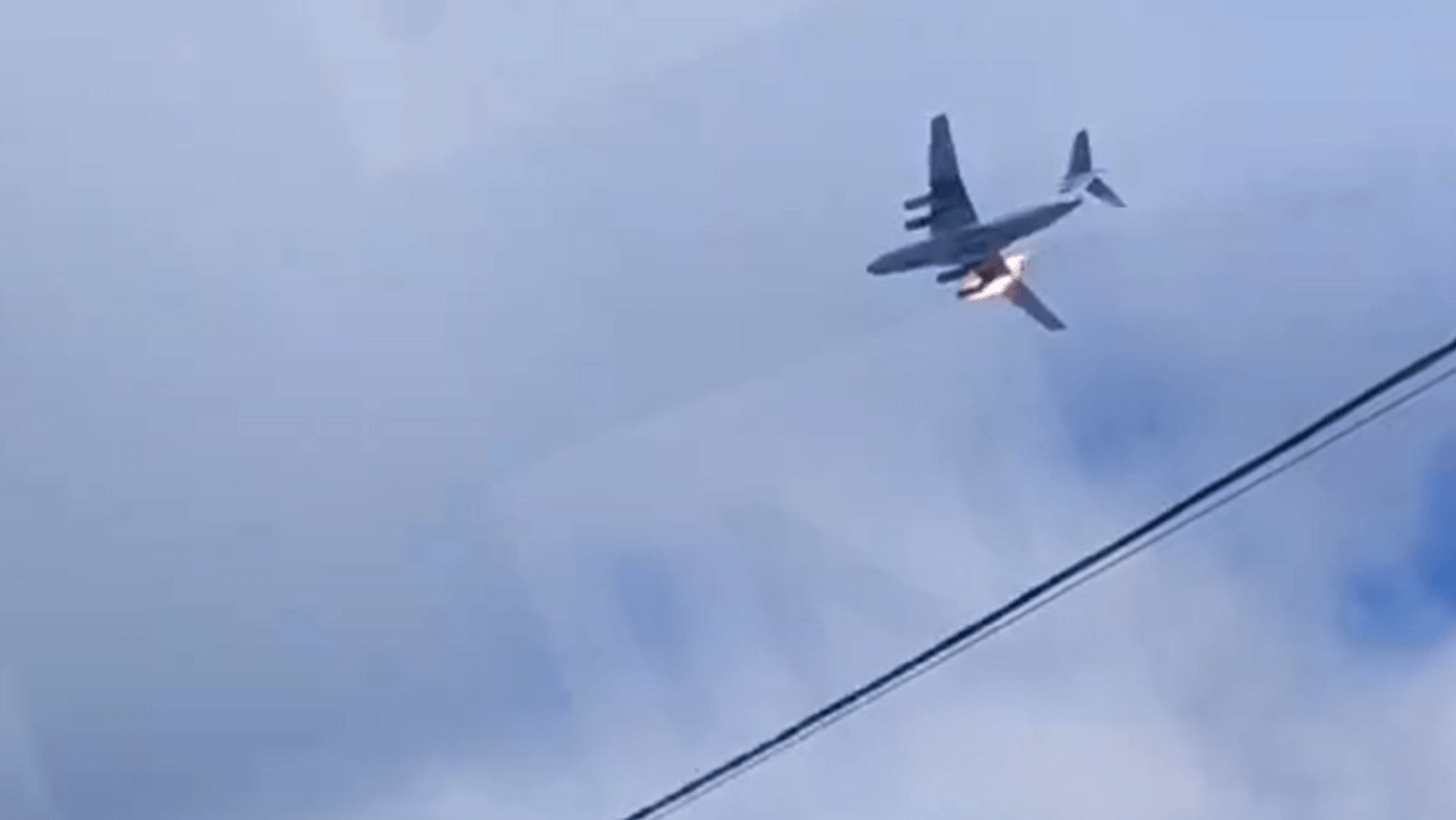 Eine Videoaufnahme soll das Flugzeug zeigen: An einem Triebwerk ist Feuer zu sehen.