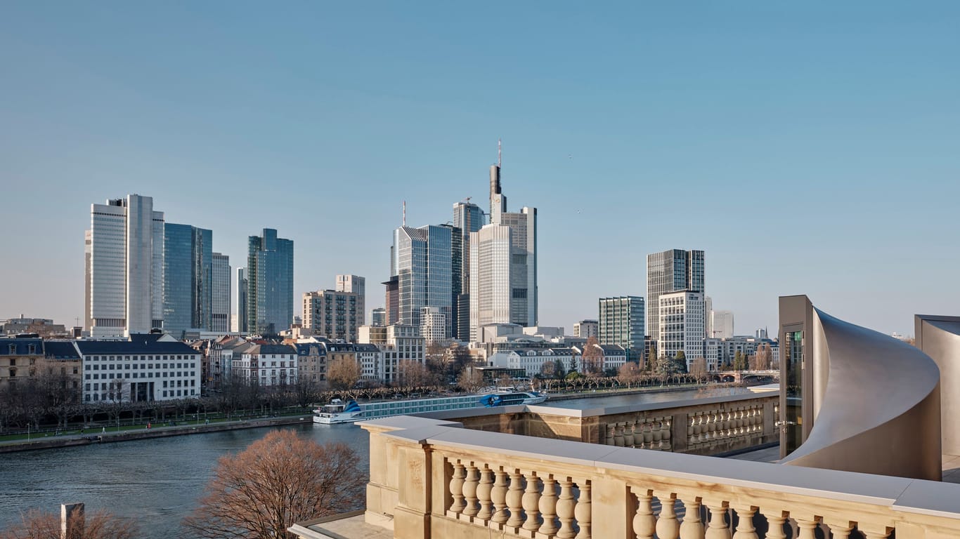 Vom Dach des Städel Museums hat man nun einen weiten Blick auf Frankfurt.