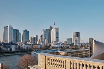 Vom Dach des Städel Museums hat man nun einen weiten Blick auf Frankfurt.