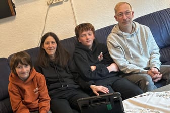 Tanja und Carsten Tornier mit ihren Kindern Niklas und Silas: Mutter Tanja ist an ALS erkrankt.