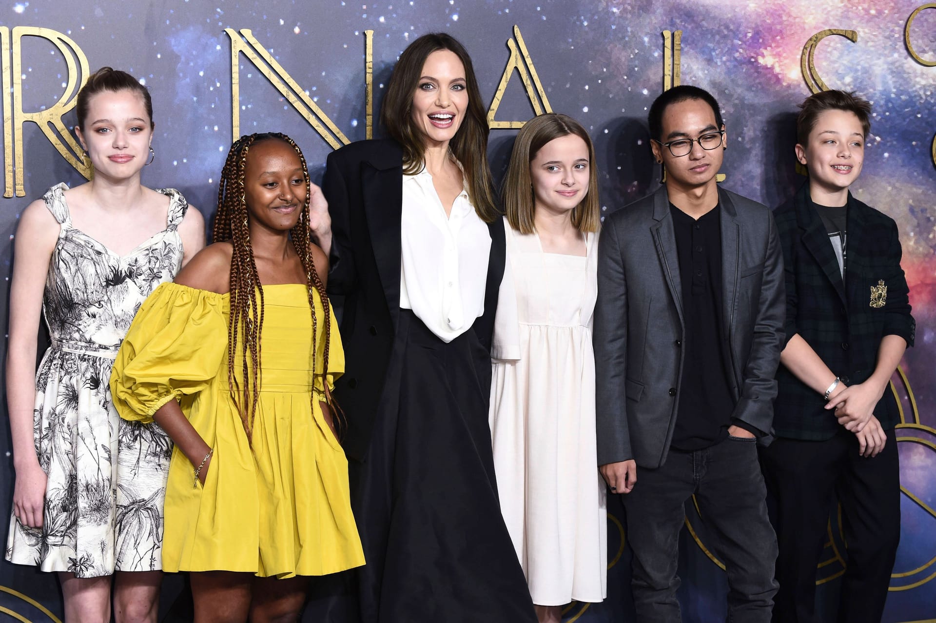 Angelina Jolie mit ihren Kindern Shiloh, Zahara, Vivienne, Maddox und Knox bei einer Filmpremiere im Oktober 2021.