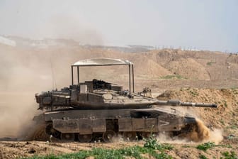 Israelischer Panzer im Gazastreifen: Die israelische Armee will bald auf Rafah vorstoßen.