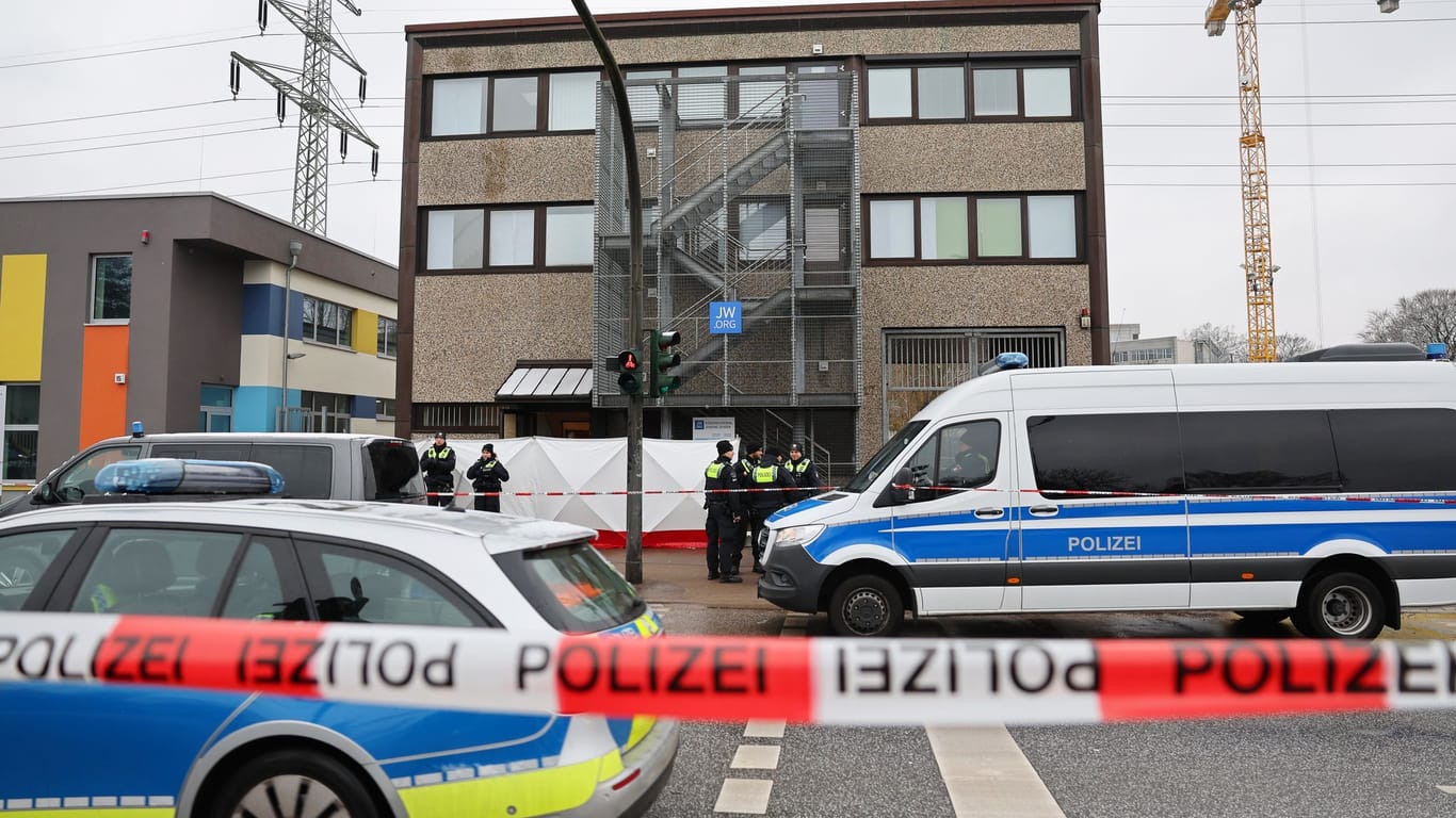 Polizisten stehen vor dem Gebäude der Zeugen Jehovas im Stadtteil Alsterdorf (Archivbild): Bei einem Amoklauf sind hier sind am 9. März 2023 acht Menschen getötet