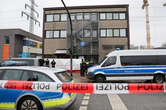Polizisten stehen vor dem Gebäude der Zeugen Jehovas im Stadtteil Alsterdorf (Archivbild): Bei einem Amoklauf sind hier sind am 9. März 2023 acht Menschen getötet