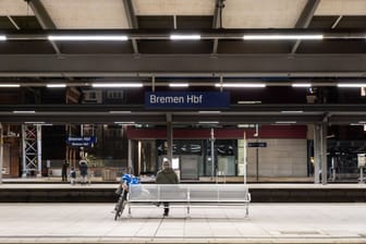 Ein nahezu menschenleerer Bahnsteig im Bremer Hauptbahnhof: Am Dienstag dürfte sich ein ähnliches Bild bieten.