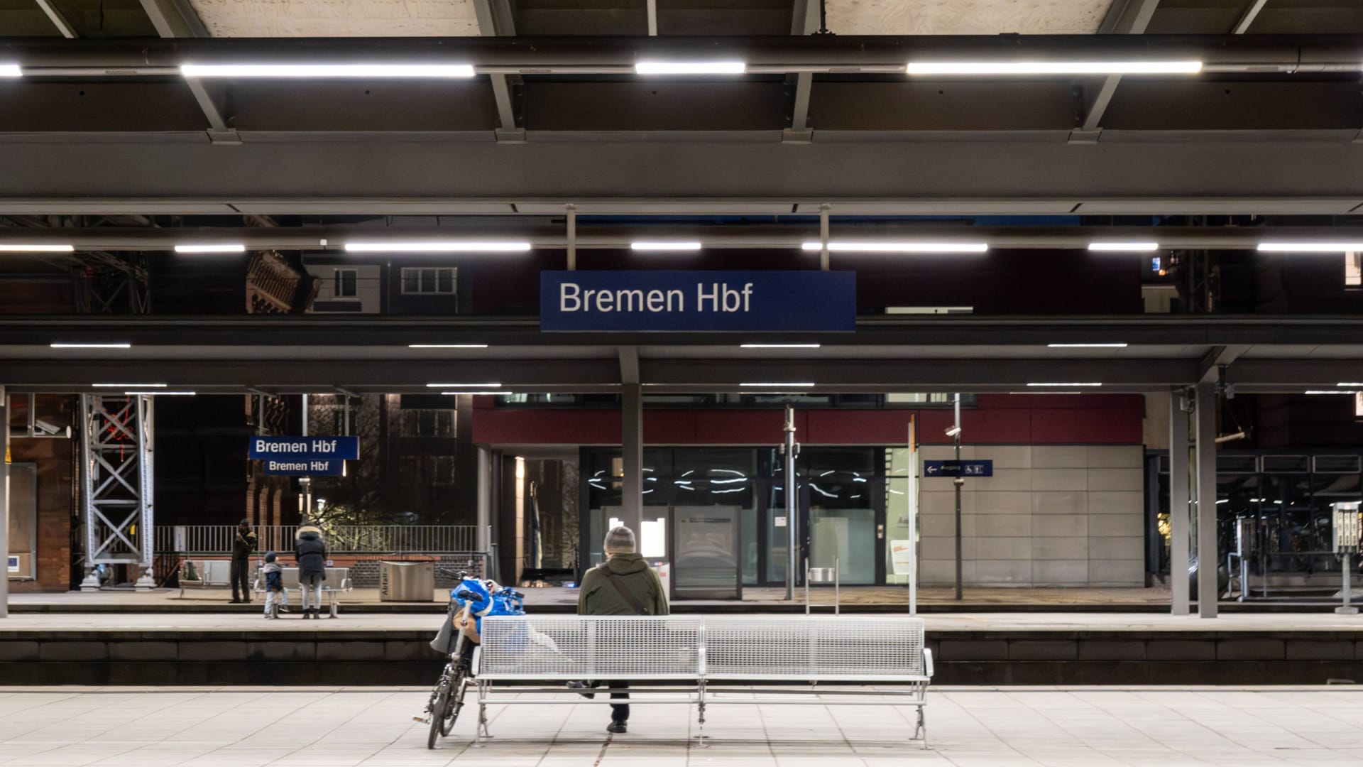 Ein nahezu menschenleerer Bahnsteig im Bremer Hauptbahnhof: Am Dienstag dürfte sich ein ähnliches Bild bieten.