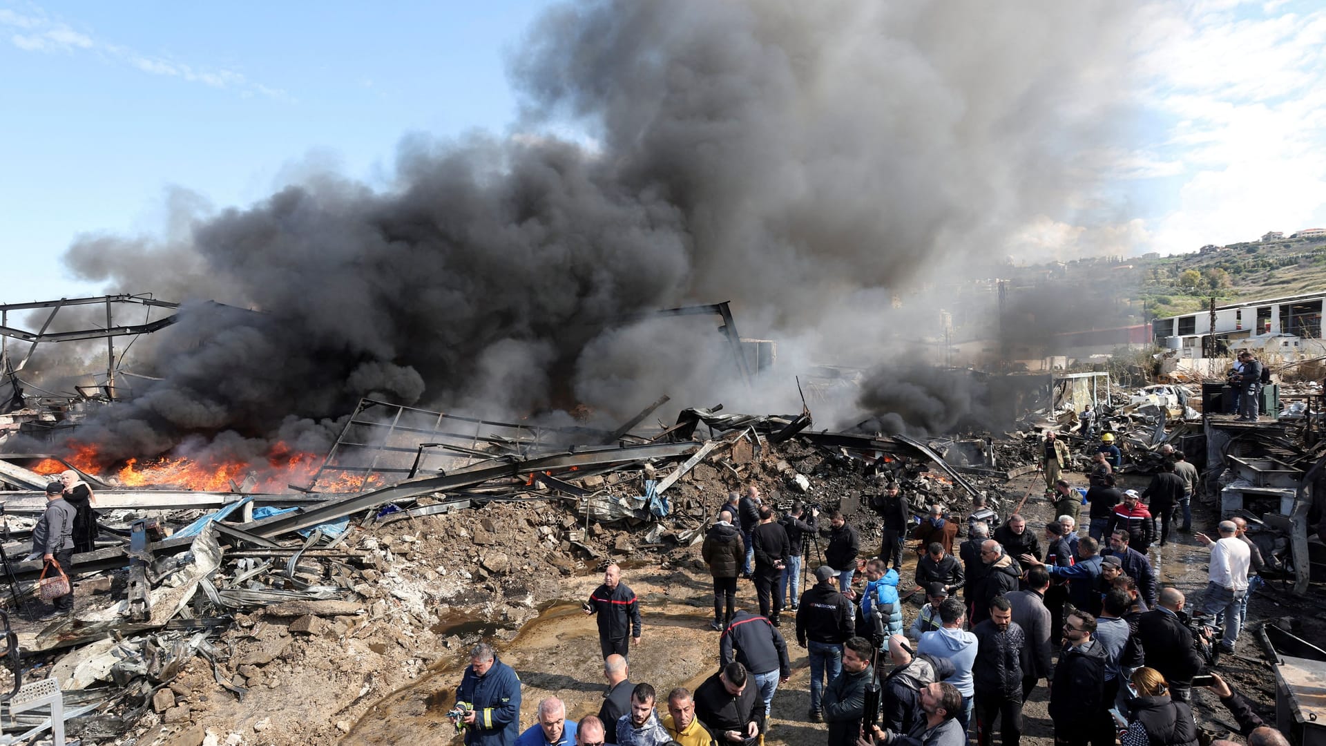 Menschen nach einem Luftschlag im Libanon (Archivbild): Das Land wird in den Krieg zwischen Israel und der Hamas hineingezogen.