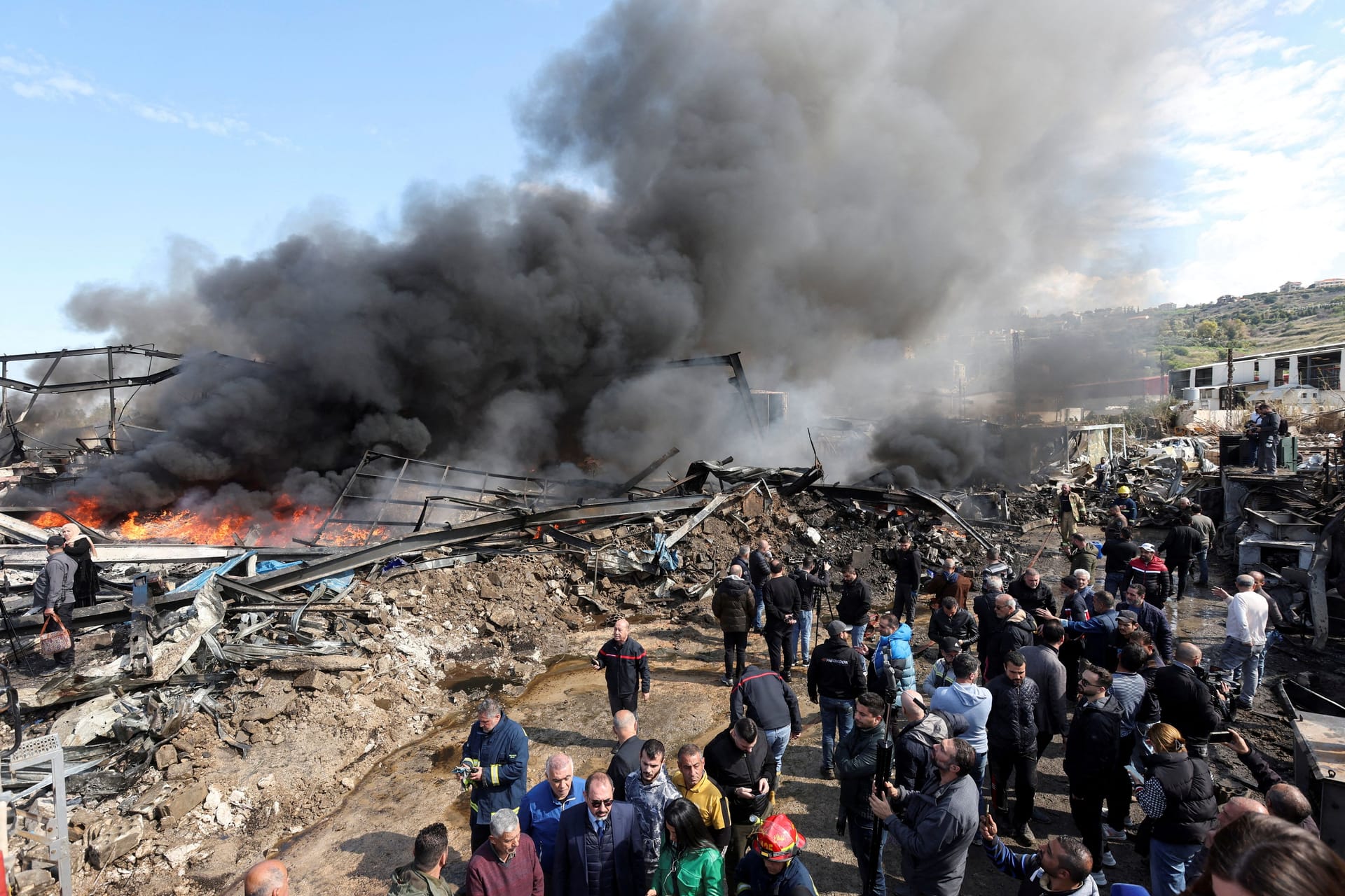 Menschen nach einem Luftschlag im Libanon (Archivbild): Das Land wird in den Krieg zwischen Israel und der Hamas hineingezogen.