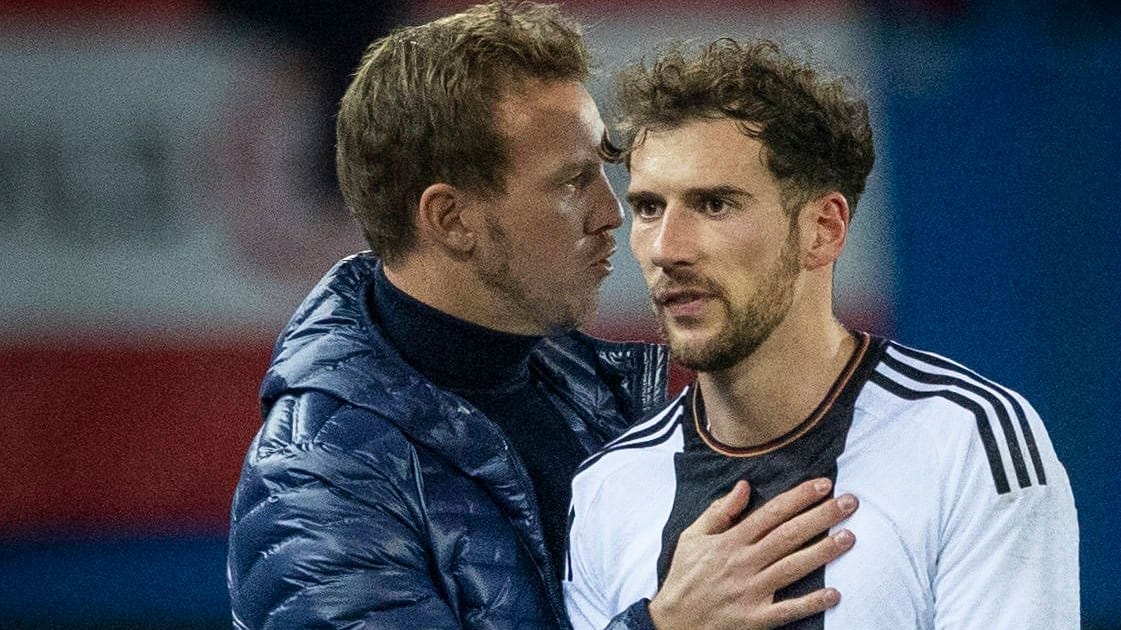 Julian Nagelsmann (l.) muntert Leon Goretzka auf: Der Bundestrainer hat den Bayern-Spieler nicht nominiert.