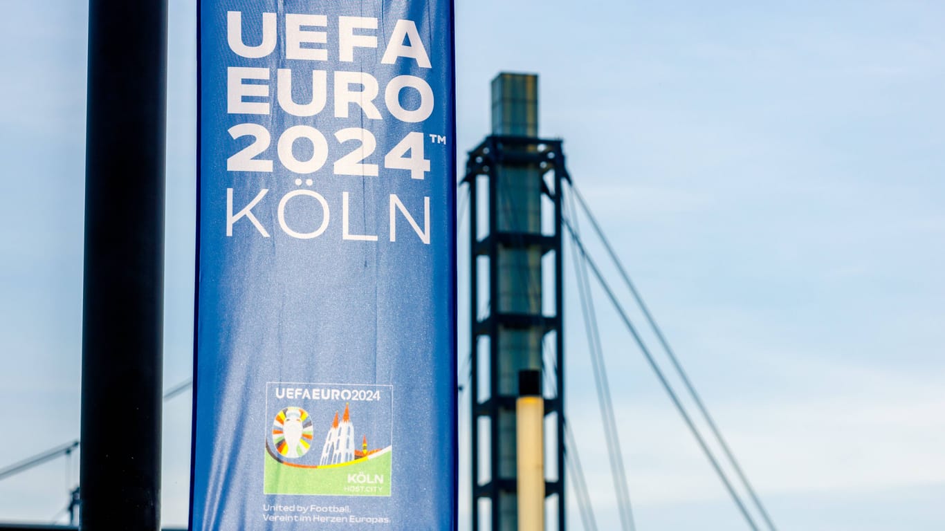 Der Vorplatz am Rheinenergiestadion in Köln Müngersdorf (Symbolbild): Hier finden Sommer fünf Spiele der Fußball-EM statt.