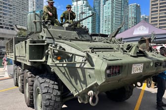 Kanadische Soldaten auf einem gepanzerten Fahrzeug (Archivbild): Werden sie bald in der Ukraine stationiert?