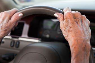 Seniorin im Auto (Symbolbild): Eine 103-Jährige wurde in Italien bei einer führerscheinlosen Fahrt im Auto erwischt.