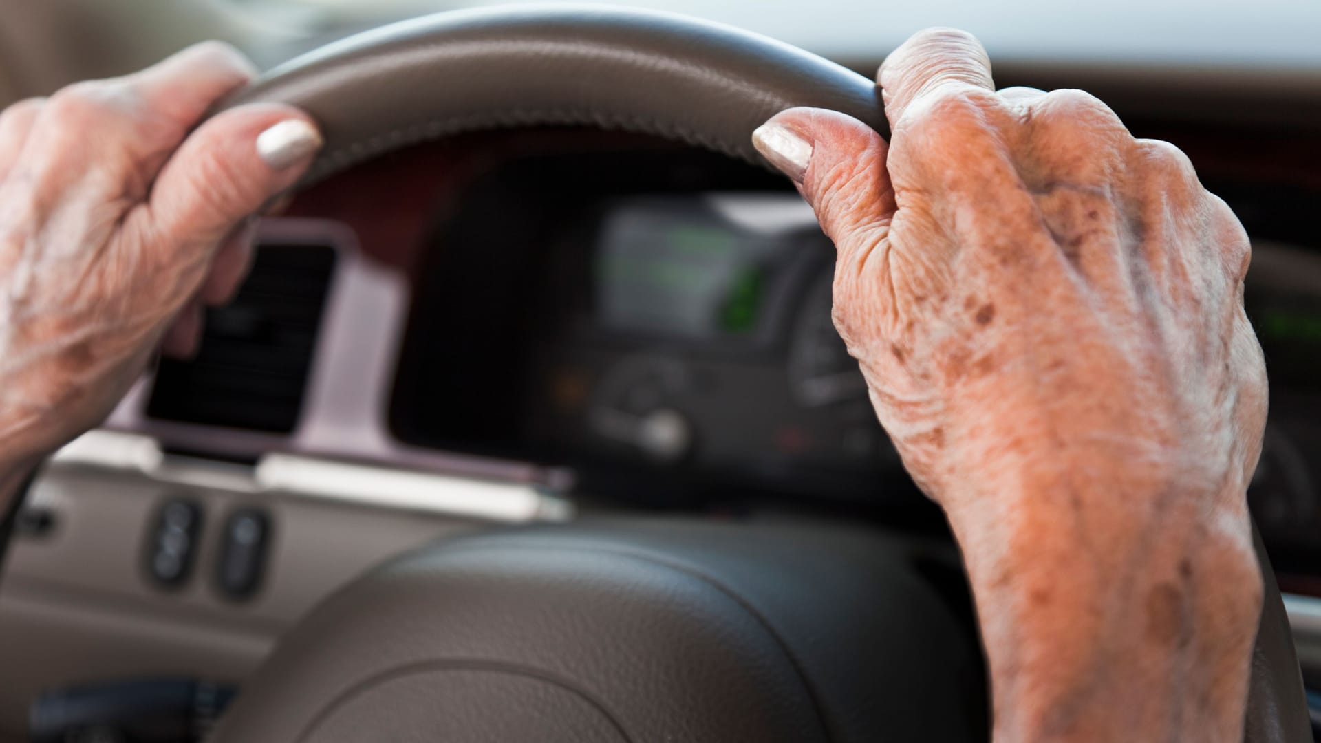 Seniorin im Auto (Symbolbild): Eine 103-Jährige wurde in Italien bei einer führerscheinlosen Fahrt im Auto erwischt.