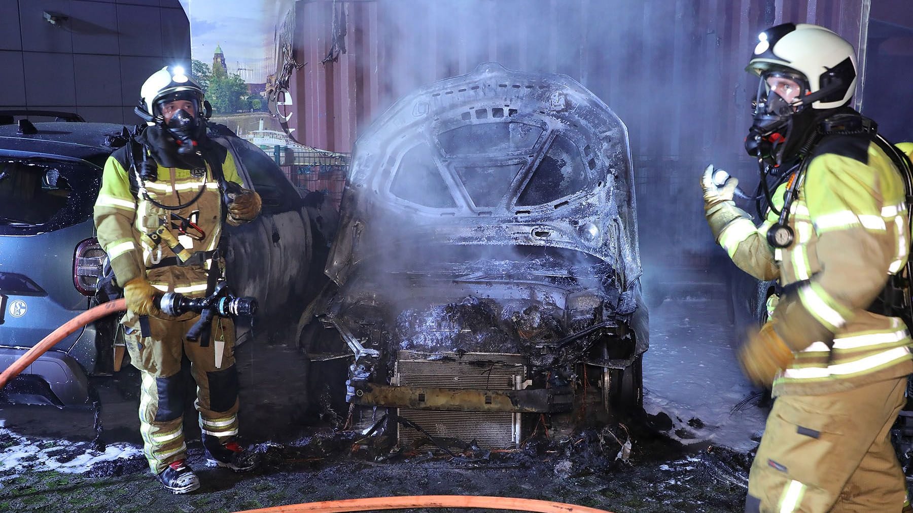 Brand 3 PKW gingen neben Hotel in Flammen auf Brand 3 PKW gingen neben Hotel in Flammen auf