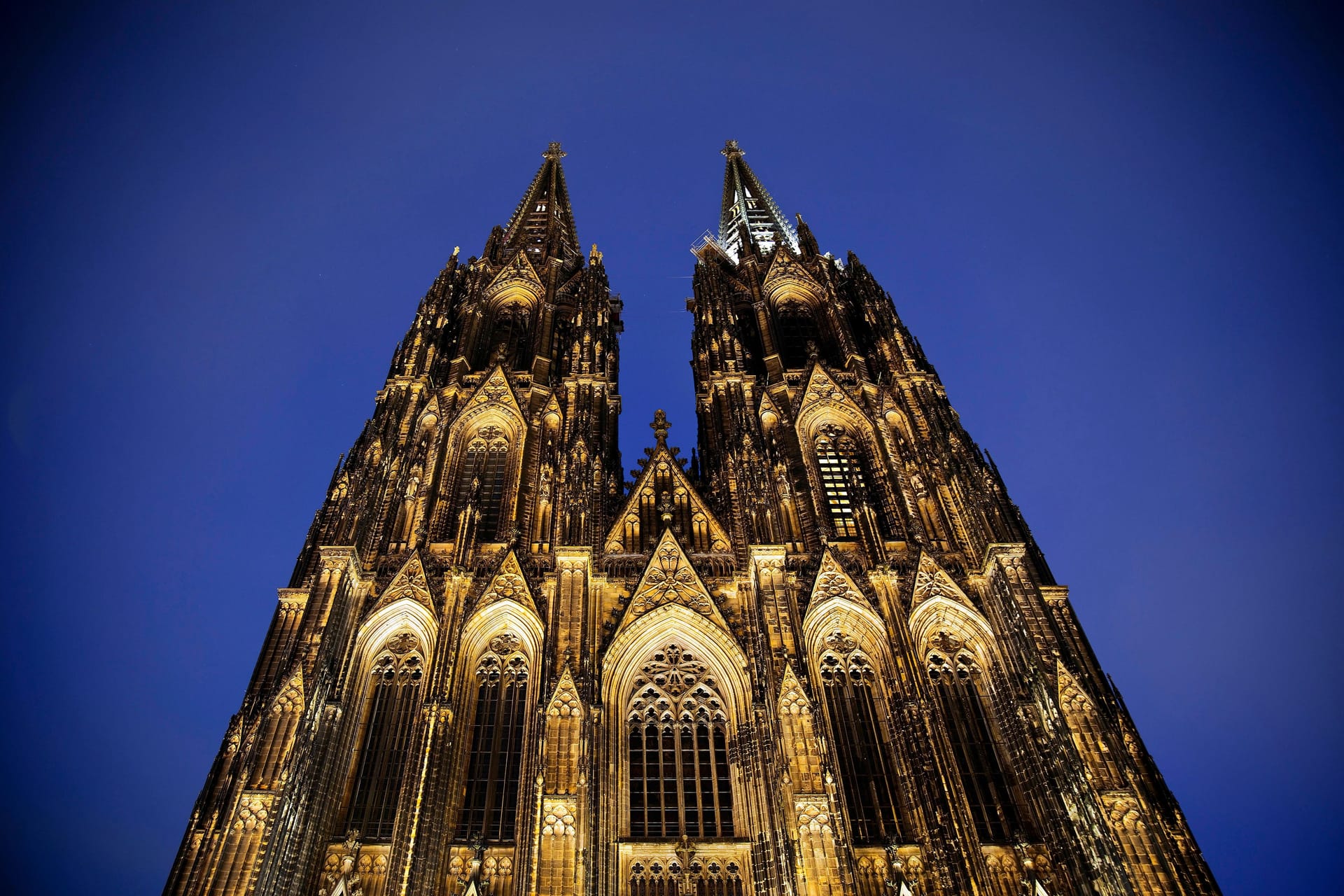 Der Kölner Dom in der Nacht (Symbolbild): Am Samstag wird die Kathedrale für eine Stunde nicht beleuchtet.