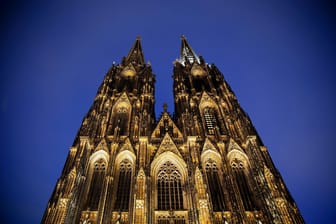 Der Kölner Dom in der Nacht (Symbolbild): Am Samstag wird die Kathedrale für eine Stunde nicht beleuchtet.