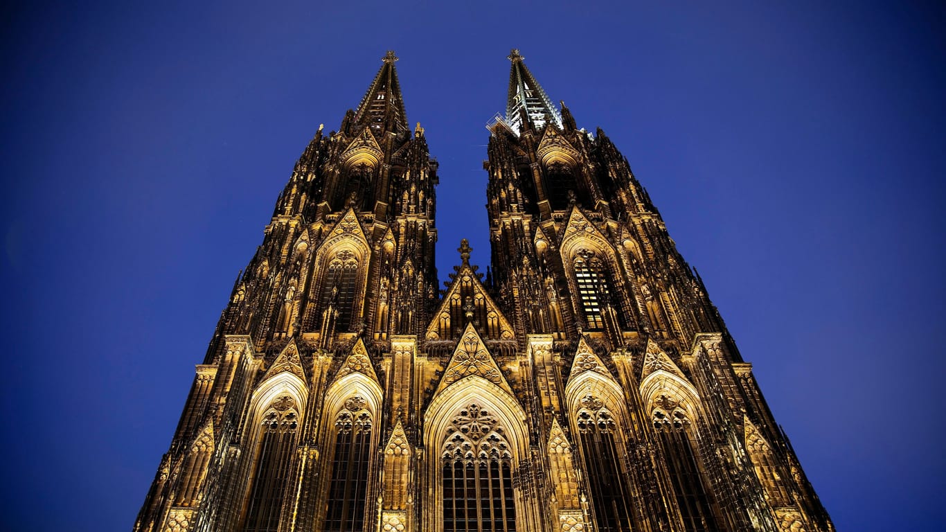 Der Kölner Dom in der Nacht (Symbolbild): Am Samstag wird die Kathedrale für eine Stunde nicht beleuchtet.
