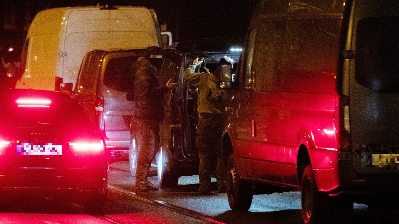 Spezialkräfte in der Nacht in Essen: Die Polizei will nun den Anrufer herausfinden.