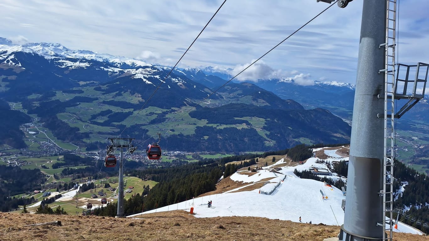 Gleitschirmpilotin prallt gegen Seilbahn