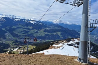 Gleitschirmpilotin prallt gegen Seilbahn