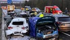 Unfall bei Würzburg: Mehrere Fahrzeuge stehen nach einer Massenkarambolage auf der Autobahn.