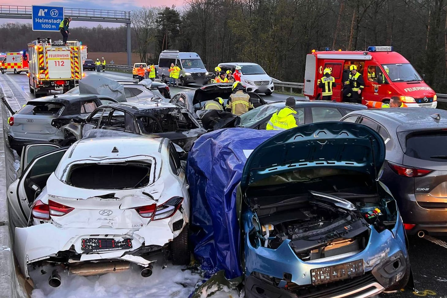 Unfall bei Würzburg: Mehrere Fahrzeuge stehen nach einer Massenkarambolage auf der Autobahn.