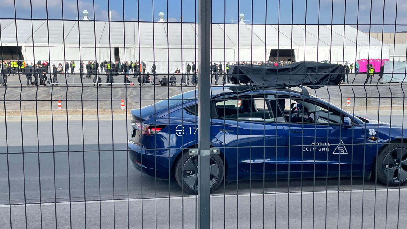 Der von Tesla-Mitarbeitern geparkte Wagen: Er sollte verhindern, dass Journalisten hören, was weiter hinten im Zelt gesagt wird.