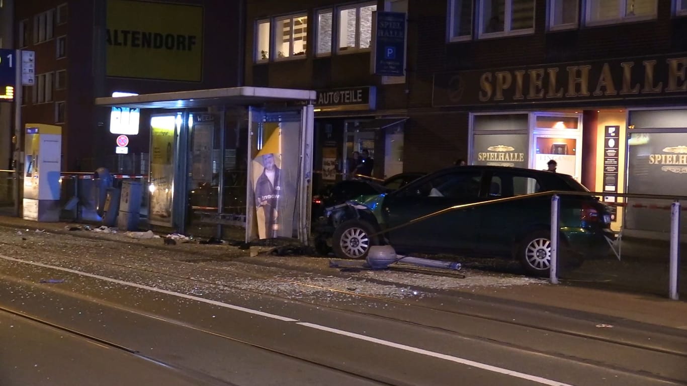 Im Stadtteil Altendorf ist ein Pkw in eine Bahnhaltestelle gefahren.