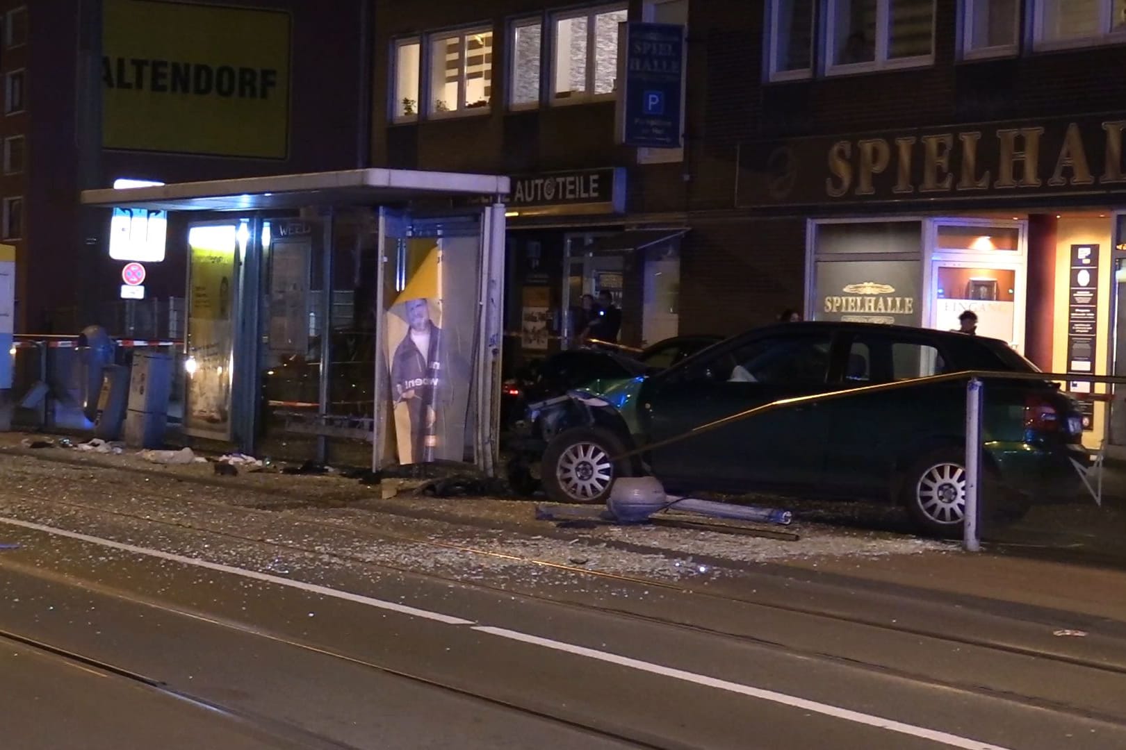 Im Stadtteil Altendorf ist ein Pkw in eine Bahnhaltestelle gefahren.