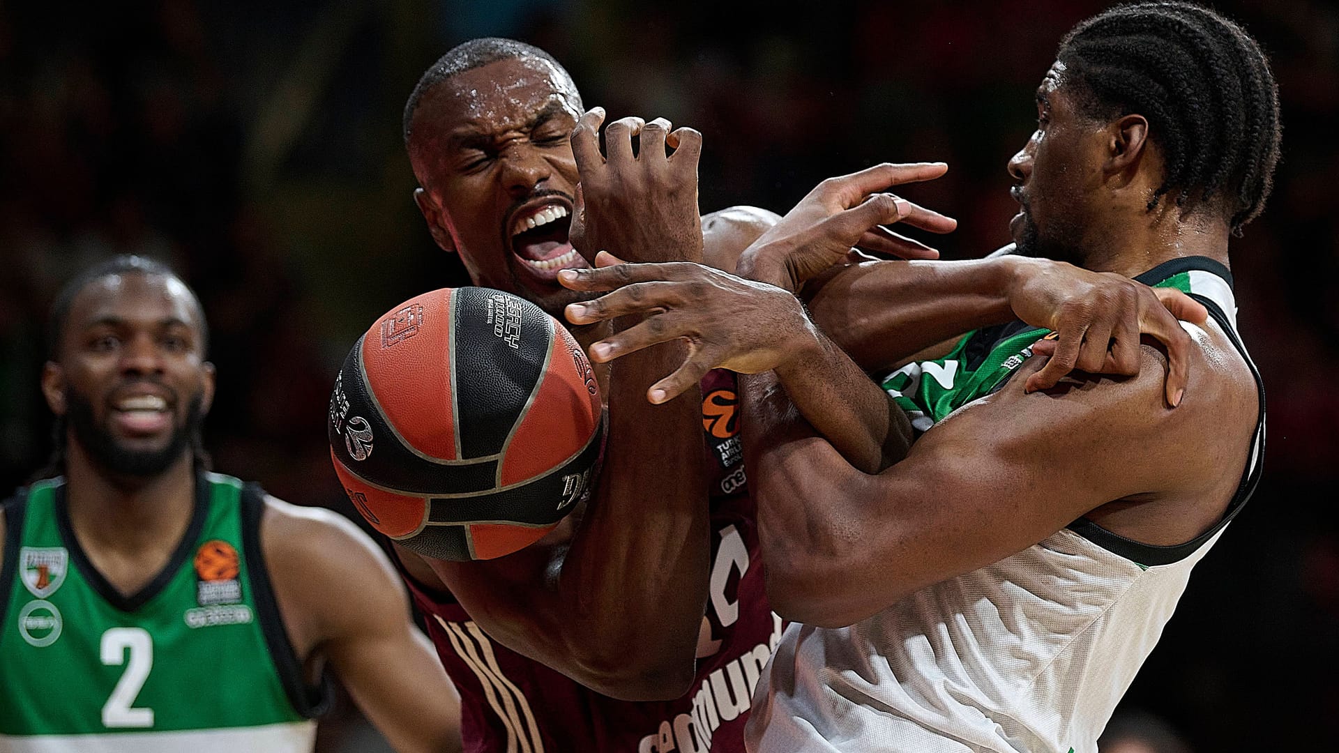 Serge Ibaka (l.): Der Ex-NBA-Star und die Bayern-Basketballer stehen vor einem politisch und sportlich brisanten Hochsicherheits-Spiel gegen Maccabi Tel Aviv.