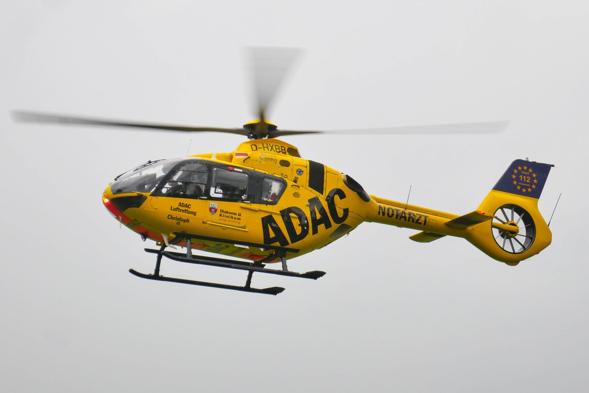 Rettungshubschrauber im Einsatz (Symbolbild): Der Mann wurde bei der Explosion schwer verletzt.