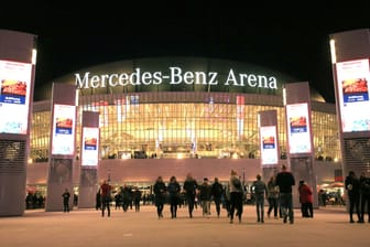 Die Mercedes-Benz-Arena von außen (Archivbild): Sie wird bald in Uber-Arena umbenannt. Das gefällt nicht jedem.