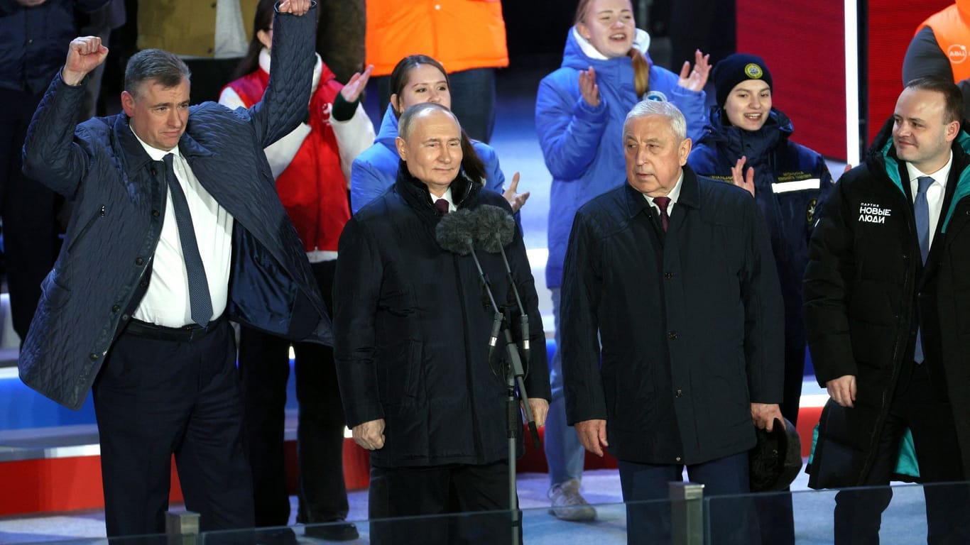 Wladimir Putin: Der Kreml-Chef lässt sich auf dem Roten Platz in Moskau feiern.
