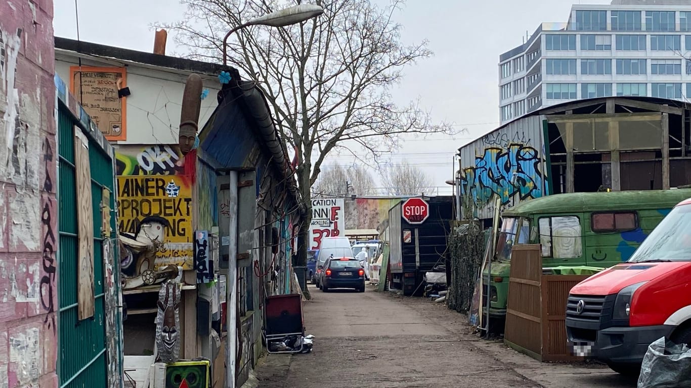 Berlin: Ermittler sind sich sicher, dass der gesuchte Ex-Terrorist Burkhard Garweg dem Gelände des 'Friedrichshainer Infrastruktur Projekt in Selbstverwaltung' (Fips) in einem Container lebte.